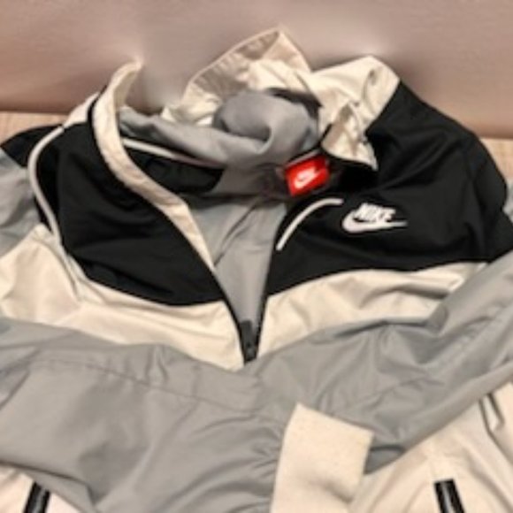 Nike Windbreaker - Picture 2 of 3